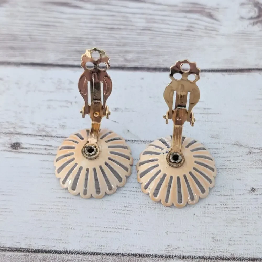 Vintage Clip On Earrings Tan/Dark Beige Flower Like Retro